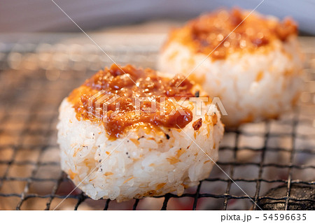 鮭焼きおにぎり 鮭焼きおむすび 鮭焼おにぎり q q バーべキュー 七輪 炭 備長炭 サケの写真素材