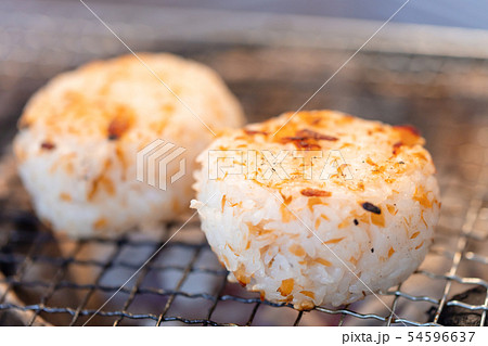 鮭焼きおにぎり・鮭焼きおむすび・鮭焼おにぎり_bbq・BBQ・バーべキュー・七輪・炭・備長炭・サケ 鮭焼きおにぎり・鮭焼きおむすび・鮭焼おにぎり_bbq・BBQ・バーべキュー・七輪・炭・備長炭・サケ 54596637