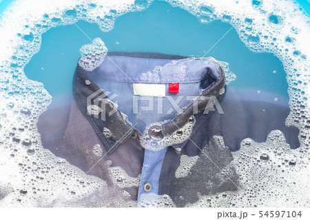 Shirt soak in powder detergent water dissolution. Shirt soak in powder detergent water dissolution. 54597104