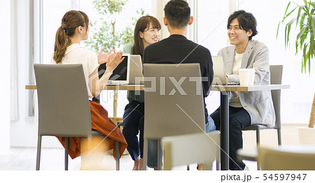 オフィスカジュアル打ち合わせシーン オフィスカジュアル打ち合わせシーン 54597947