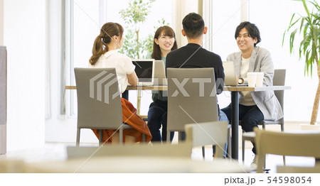 オフィスカジュアル打ち合わせイメージ オフィスカジュアル打ち合わせイメージ 54598054