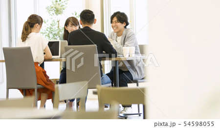 オフィスカジュアル打ち合わせイメージ オフィスカジュアル打ち合わせイメージ 54598055