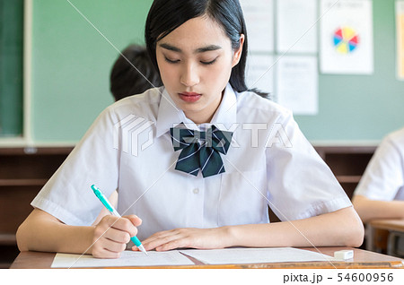学生イメージ　試験風景 54600956
