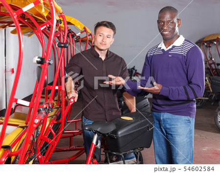 Guy planning to hire velotaxi 54602584