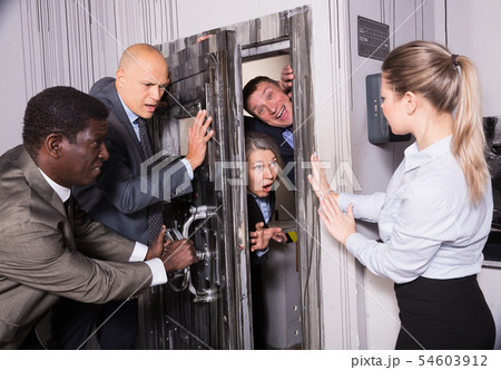 Businesspeople shutting door 54603912