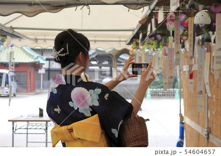 西新井大師 風鈴祭り ゆかたの若い女性 の写真素材