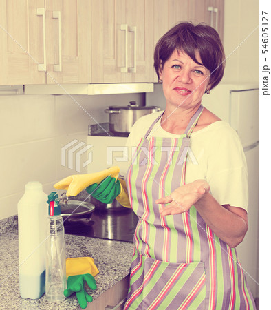 senior woman cleaning senior woman cleaning 54605127