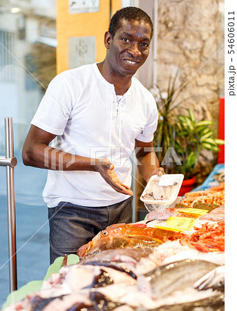 Man choosing fresh seafood in shop 54606011
