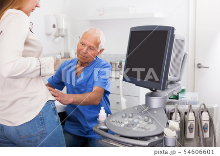 doctor talking with woman patient before examination doctor talking with woman patient before examination 54606601