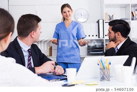 Medical worker telling office staff about first aid 54607130