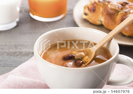 ほんのり湯気の立つ、スプーンですくったミネストローネスープ ほんのり湯気の立つ、スプーンですくったミネストローネスープ 54607976