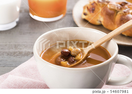 ほんのり湯気の立つ、スプーンですくったミネストローネスープ ほんのり湯気の立つ、スプーンですくったミネストローネスープ 54607981