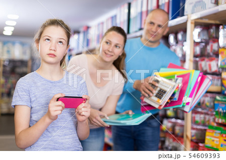 Parents trying to draw daughter attention 54609393