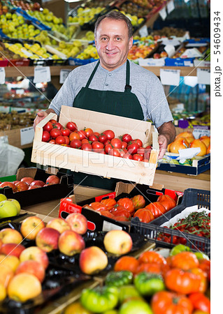 Seller is offering red tomatos Seller is offering red tomatos 54609434