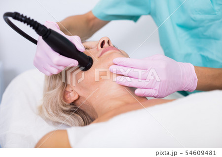 Senior woman face during cryolipolyse 54609481