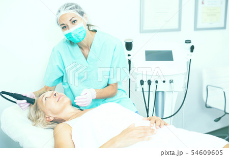 Professional cosmetician performing cryolipolyse Professional cosmetician performing cryolipolyse 54609605