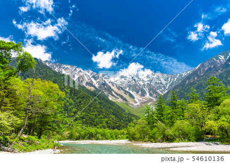 《長野県》新緑の上高地・岳沢と梓川 54610136