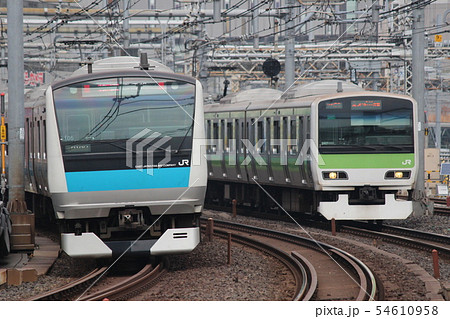 京浜東北線E233系と山手線E231系首都圏の電車の写真素材 [54610958