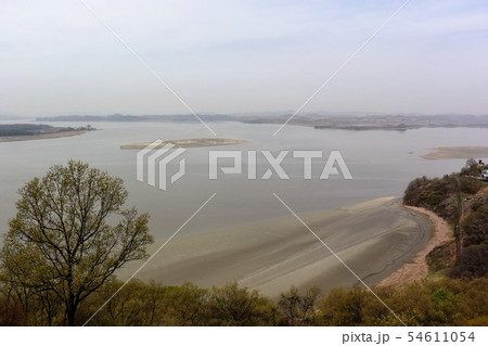 韓国北西部の漢江(左側)と臨津江(右側)の合流地点。対岸は北朝鮮。 韓国北西部の漢江(左側)と臨津江(右側)の合流地点。対岸は北朝鮮。 54611054