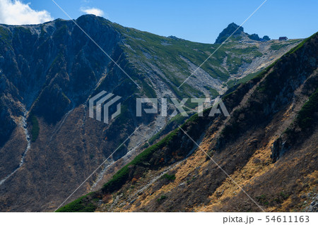 晩秋の伊那前岳と宝剣岳 54611163