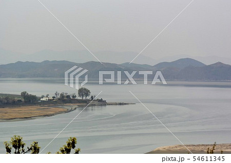 韓国北西部を流れる漢江(手前)と臨津江の合流地点。川に突き出しているのは韓国軍監視所。対岸は北朝鮮。 韓国北西部を流れる漢江(手前)と臨津江の合流地点。川に突き出しているのは韓国軍監視所。対岸は北朝鮮。 54611345