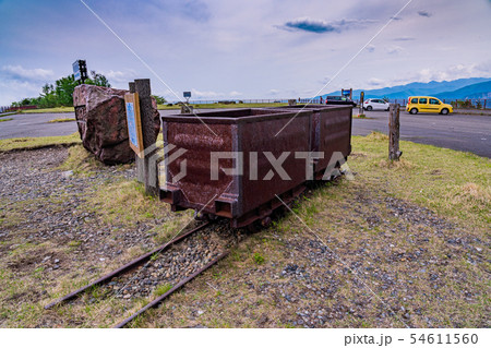 （栃木県）半月山駐車場に置かれた、足尾銅山観光の碑　トロッコ 54611560