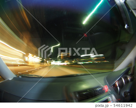 都会を駆け抜ける車 54611942