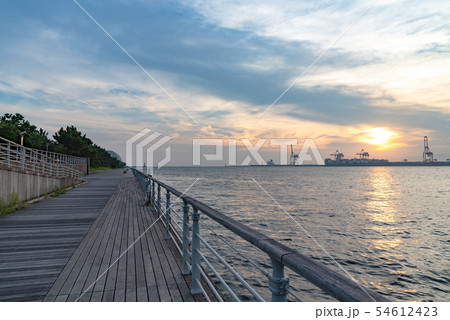 夕日 夢の島 大阪湾 コスモスクエア駅 公園 歩道からの眺めの写真素材