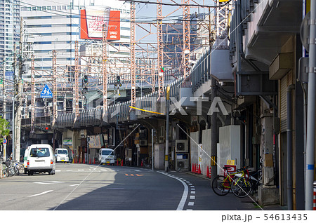 大阪市福島区・JRの高架下の風景 54613435