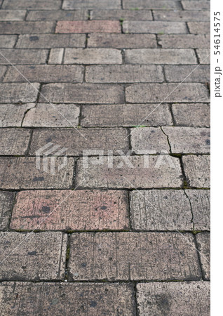 古びたレンガブロック敷きの歩道 古びたレンガブロック敷きの歩道 54614575