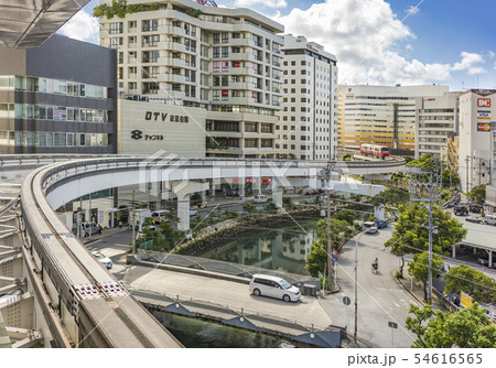 沖縄本島の那覇市モノレールのゆいレールの風景 54616565