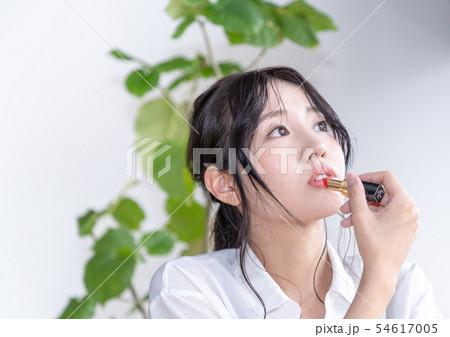 口紅を塗る女性 口紅を塗る女性 54617005