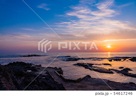 （石川県）能登金剛の夕陽 54617246