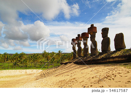 イースター島　アナケナビーチのモアイ（チリ） 54617587