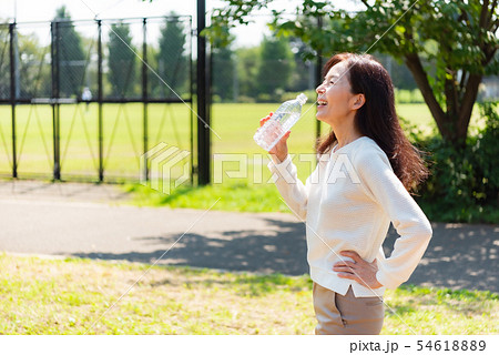 水分補給をする、ミドル女性 54618889