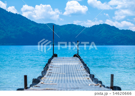 爽やかな青い湖面と走って飛び込みたくなる桟橋 54620666