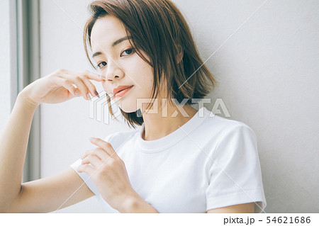 若い女性のヘアスタイルイメージ　 54621686