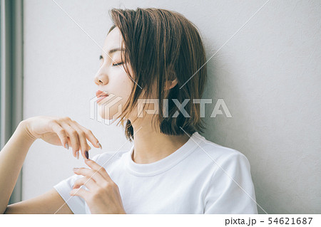 若い女性のヘアスタイルイメージ　 54621687