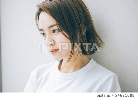 若い女性のヘアスタイルイメージ　 54621689