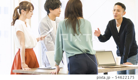 オフィスカジュアル打ち合わせシーン オフィスカジュアル打ち合わせシーン 54622175
