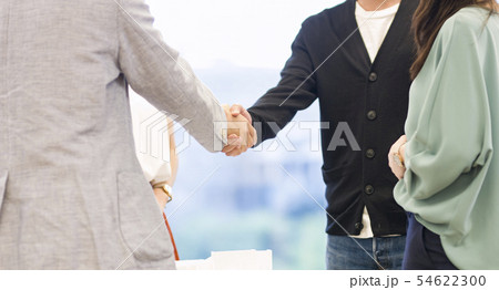 オフィスカジュアル握手イメージ 54622300