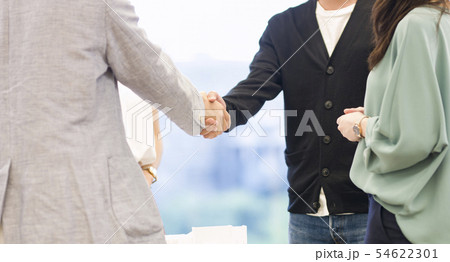 オフィスカジュアル握手イメージ 54622301