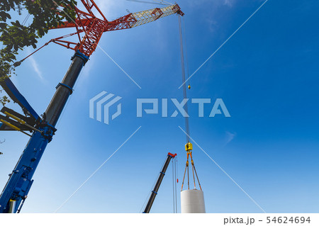 風力発電用風車の組み立て作業中のクレーン作業 風力発電用風車の組み立て作業中のクレーン作業 54624694