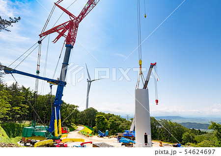 風力発電用風車の組み立て作業中と完成した風車 風力発電用風車の組み立て作業中と完成した風車 54624697