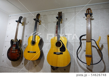 壁にかけられたギター (ギターハンガー)　guitar hanger 54626748