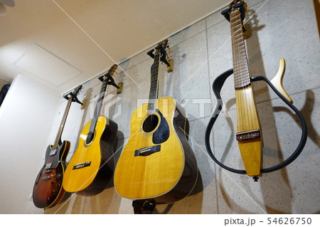 壁にかけられたギター (ギターハンガー)　guitar hanger 54626750