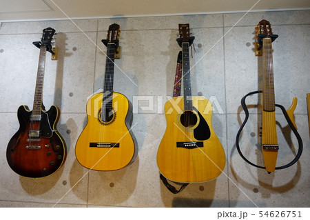 壁にかけられたギター (ギターハンガー)　guitar hanger 54626751