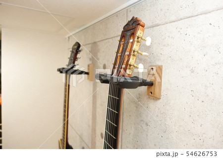 壁にかけられたギター (ギターハンガー) guitar hangerの写真素材
