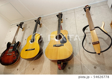 壁にかけられたギター (ギターハンガー) guitar hangerの写真素材