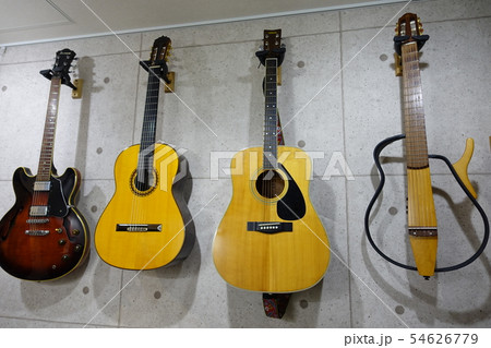 壁にかけられたギター (ギターハンガー) guitar hanger 壁にかけられたギター (ギターハンガー) guitar hanger 54626779